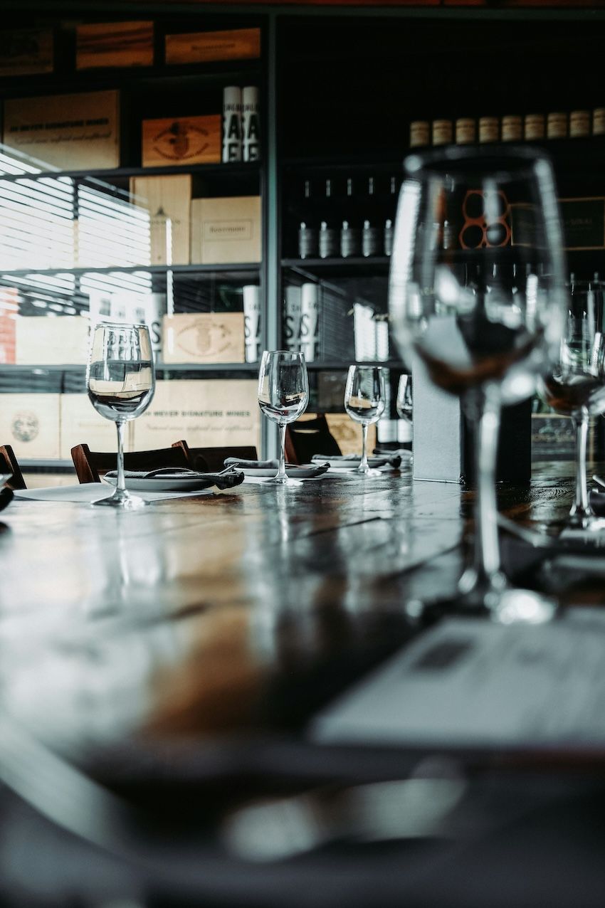 photo de verres de vin posés sur une table